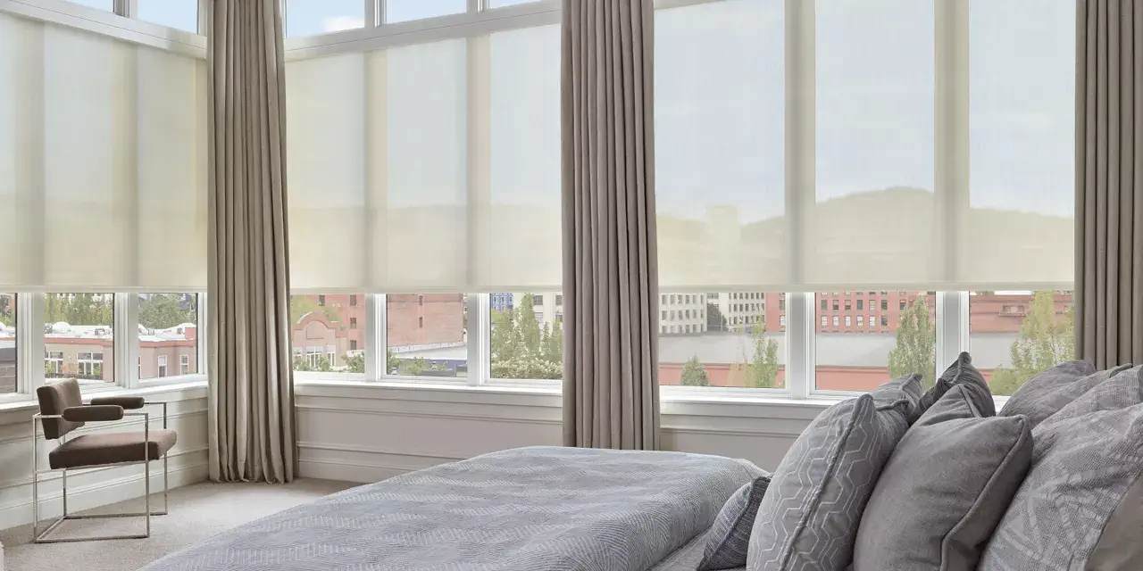 Cómo hacer que las cortinas transparentes se vean bien en una ventana ancha