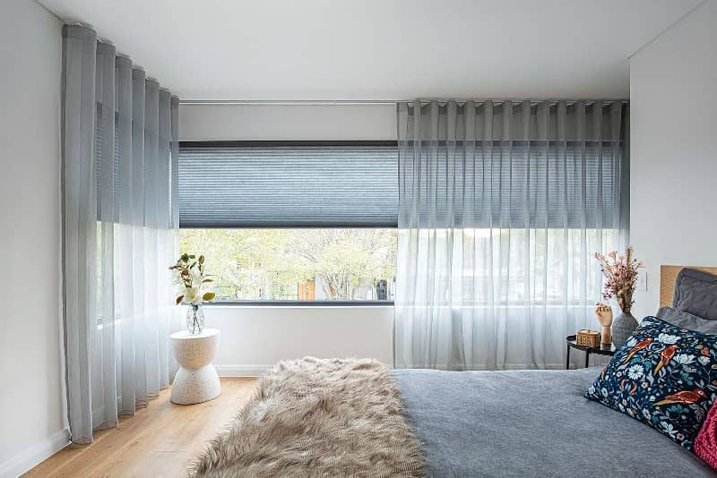cómo equilibrar cortinas de tul y cortinas roller